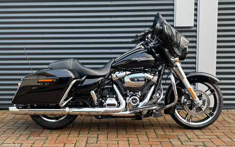 *Street Glide 2018 zwart FLHXS
