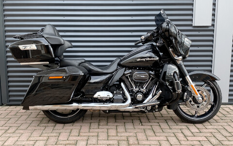 Street Glide CVO 2017 FLHXSE