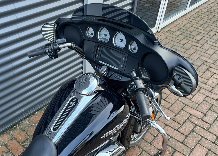 Street Glide 2018 zwart FLHXS