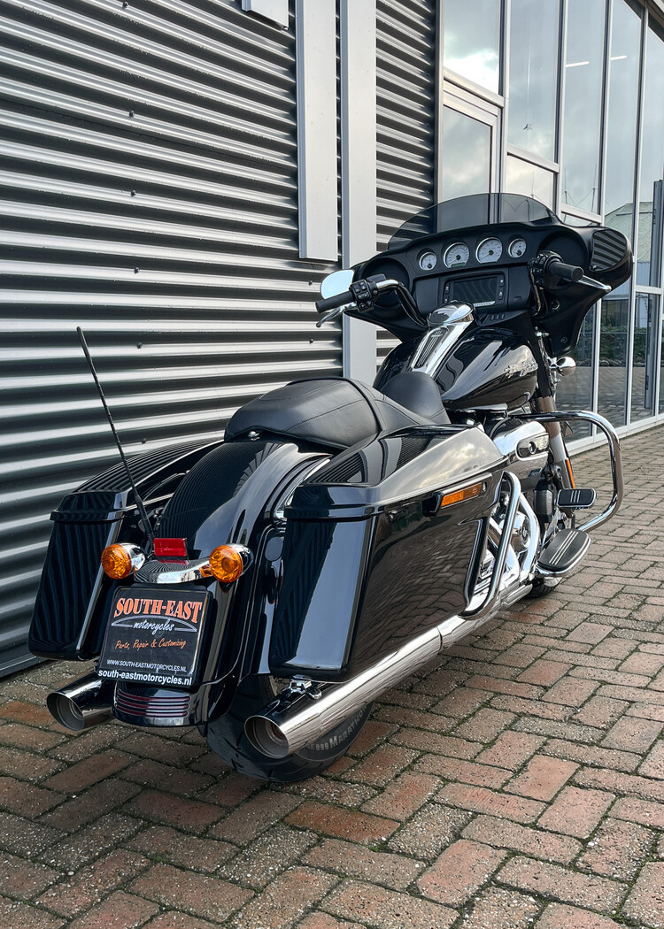 Street Glide 2018 zwart FLHXS