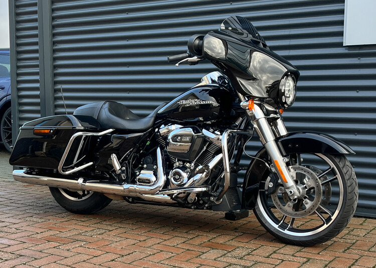 Street Glide 2018 zwart FLHXS