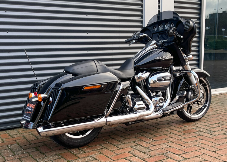 Street Glide 2018 zwart FLHXS