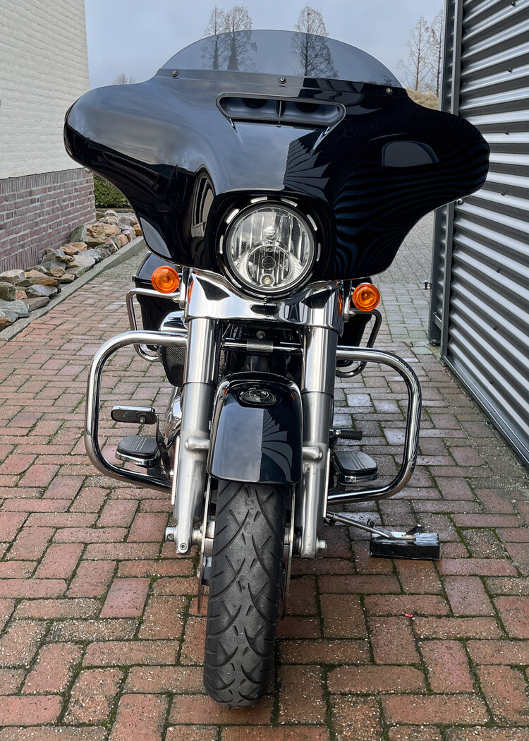 Street Glide 2018 zwart FLHXS