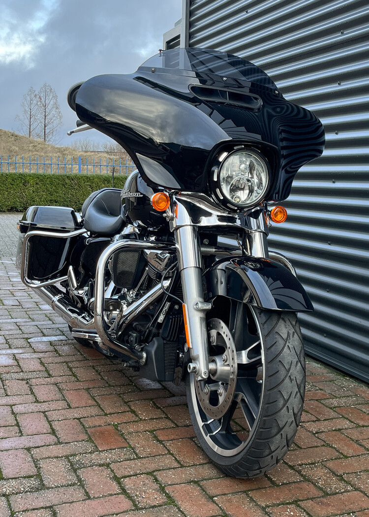 Street Glide 2018 zwart FLHXS