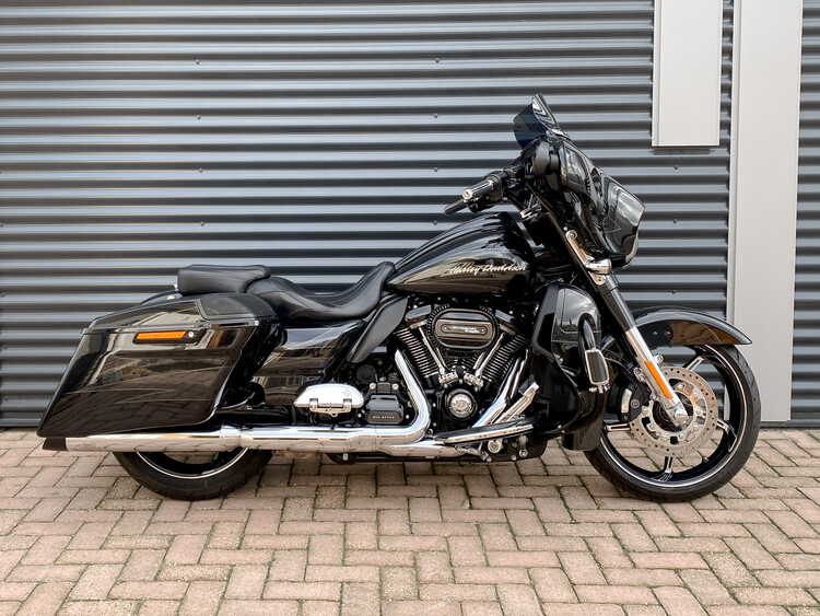 Street Glide CVO 2017 FLHXSE