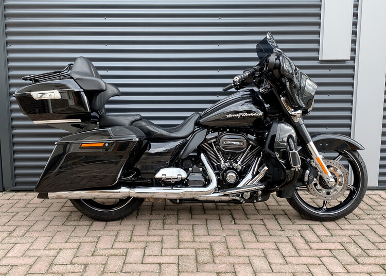 Street Glide CVO 2017 FLHXSE