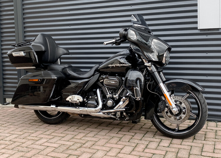 Street Glide CVO 2017 FLHXSE