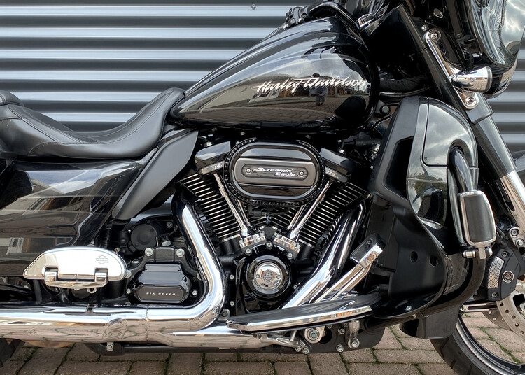 Street Glide CVO 2017 FLHXSE