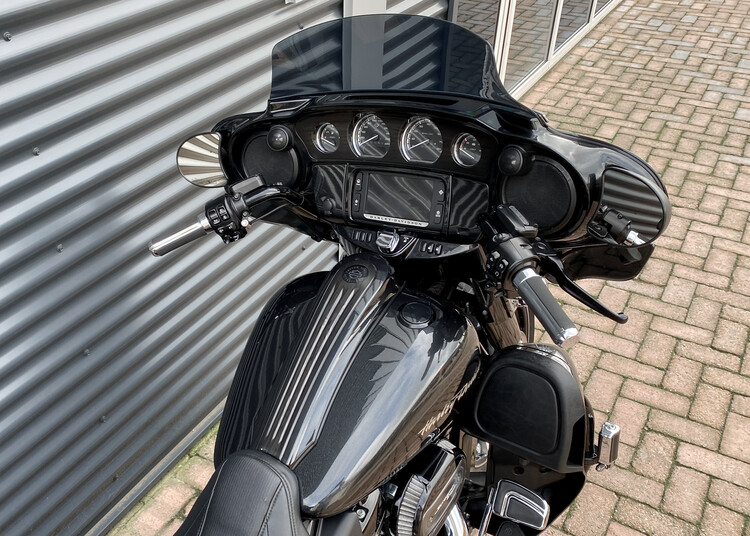 Street Glide CVO 2017 FLHXSE
