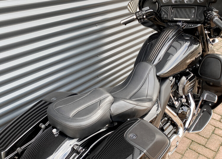 Street Glide CVO 2017 FLHXSE