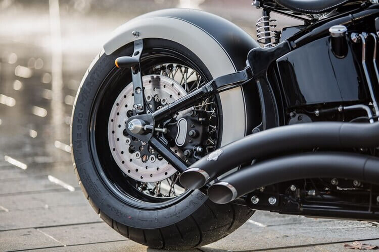 O BOBBER PRETO E BRANCO